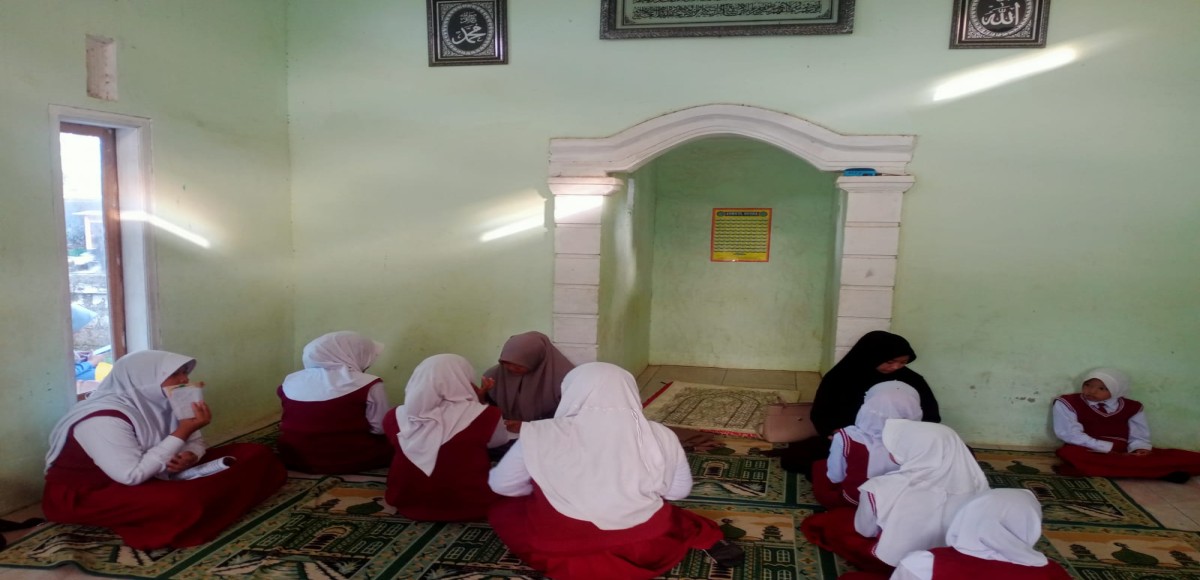 Kegiatan Hafalan Surat- surat pendek melaluai Tahfidz Al-Qur'an