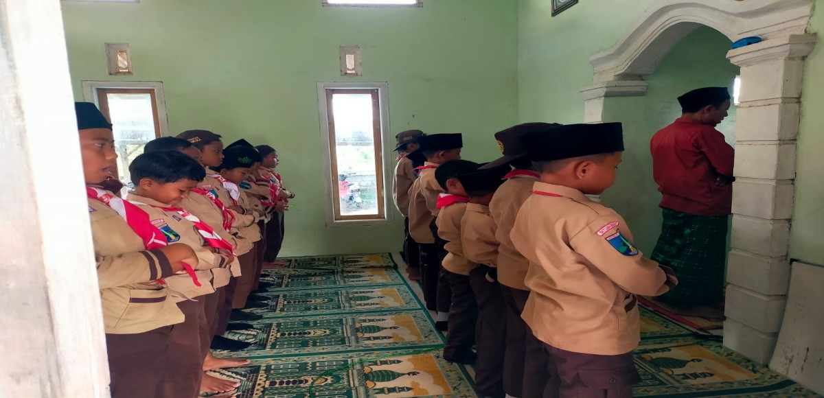 Pembiasaan Di setiap Jum'at Legi Prmbacaan Istigosah bersama