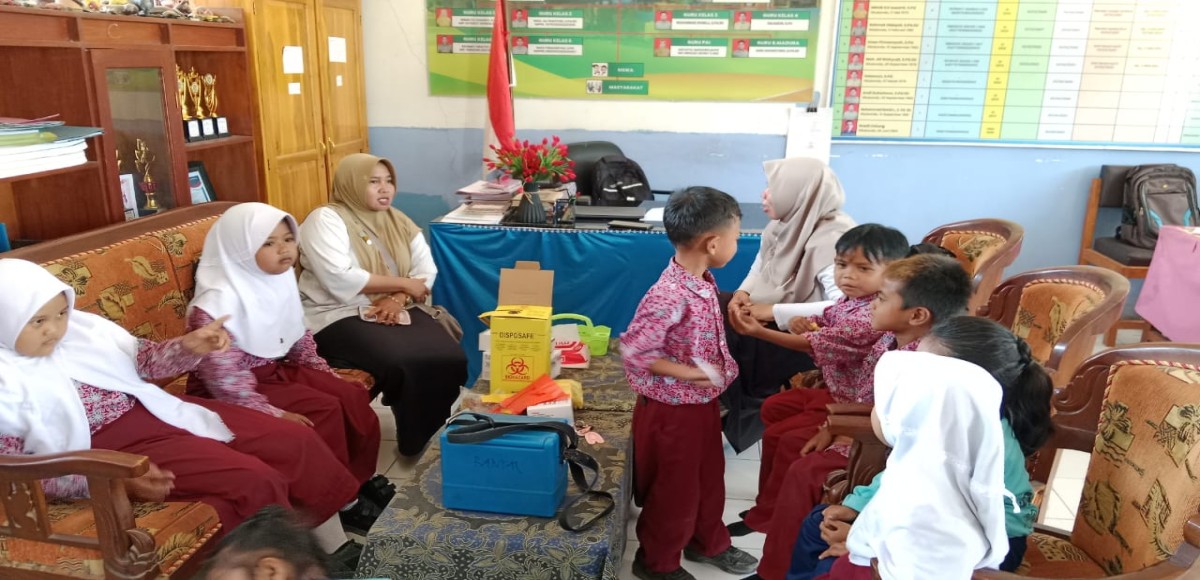 Pemberia Imunisasi DT untuk siswa kelas 1, TD untuk siswa kelas 2 dan 5