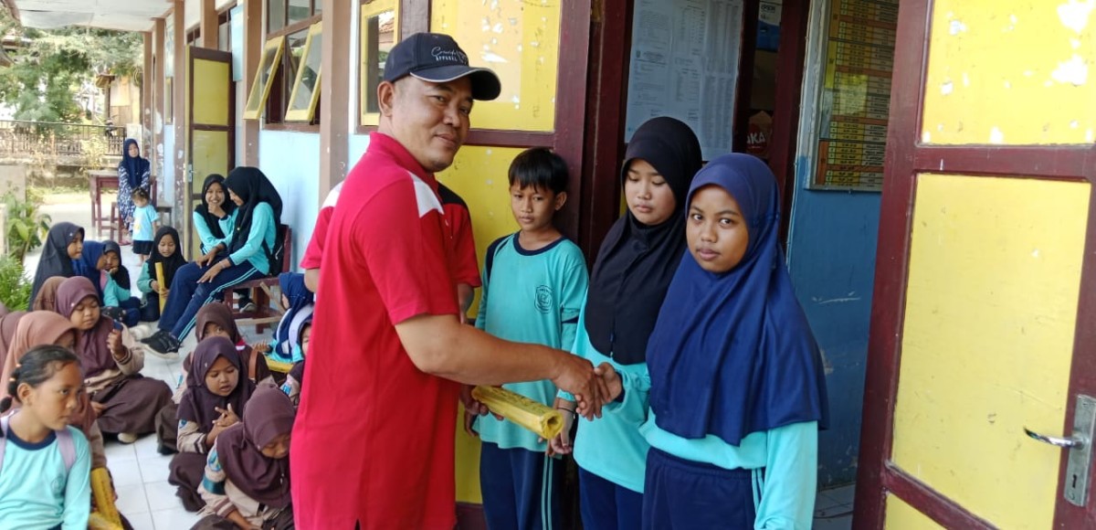 PEMBERIAN HADIAH LOMBA KELERENG DAN MEWARNAI KELAS 5