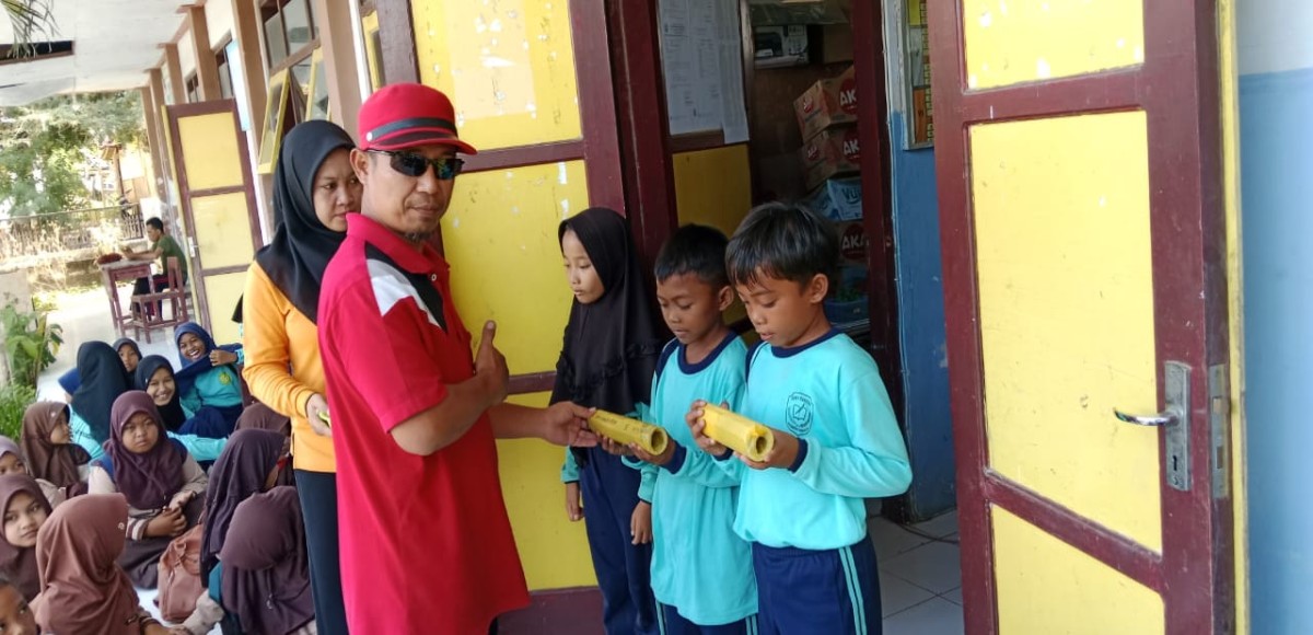 PEMBERIAN HADIAH LOMBA KELERENG DAN MEWARNAI KELAS 3