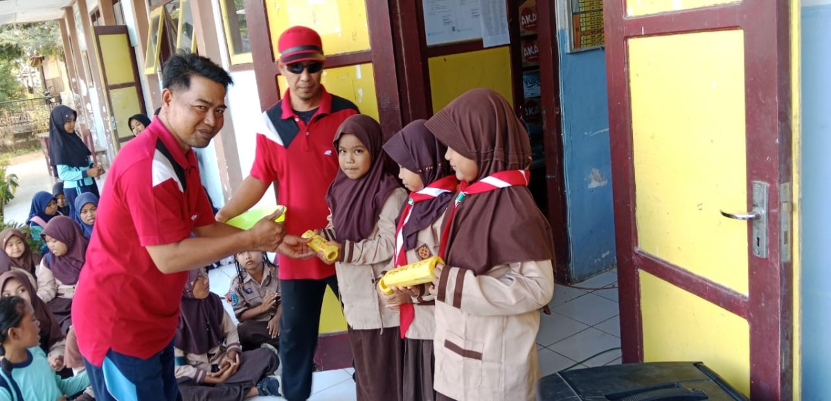 PEMBERIAN HADIAH LOMBA KELERENG DAN MEWARNAI KELAS 2