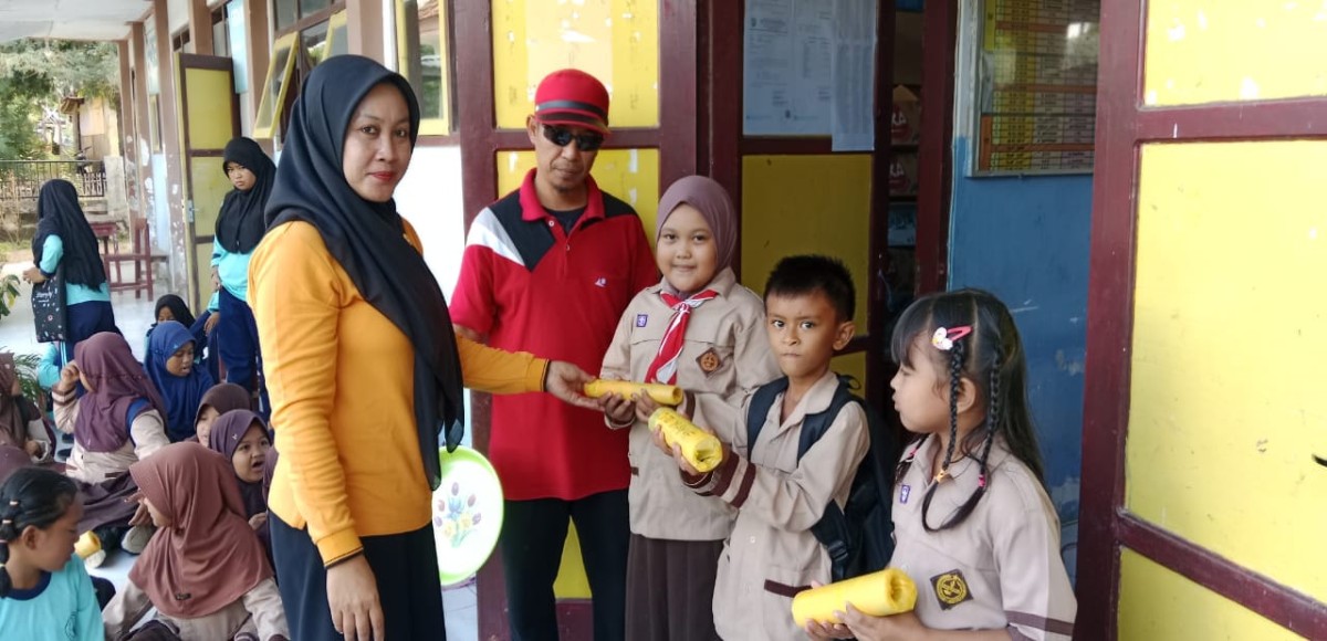 PEMBERIAN HADIAH LOMBA KELERENG DAN MEWARNAI KELAS 1