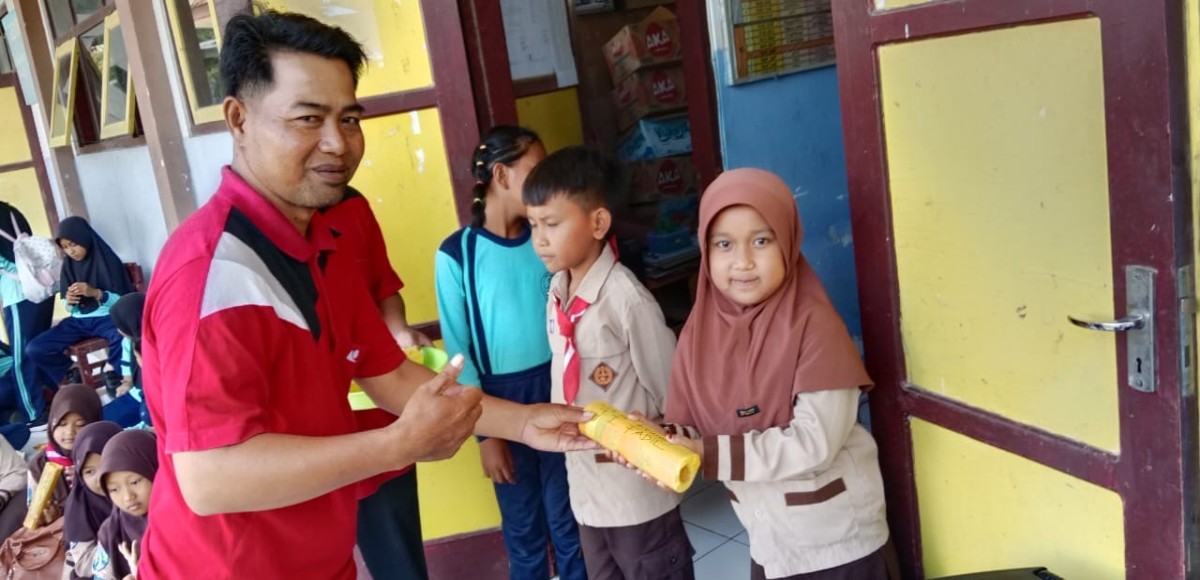 PEMBERIAN HADIAH LOMBA KELERENG DAN MEWARNAI KELAS 4