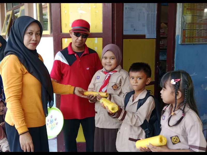 PEMBERIAN HADIAH LOMBA KELERENG DAN MEWARNAI