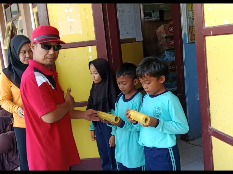 PEMBERIAN HADIAH LOMBA KELERENG DAN MEWARNAI KELAS 3