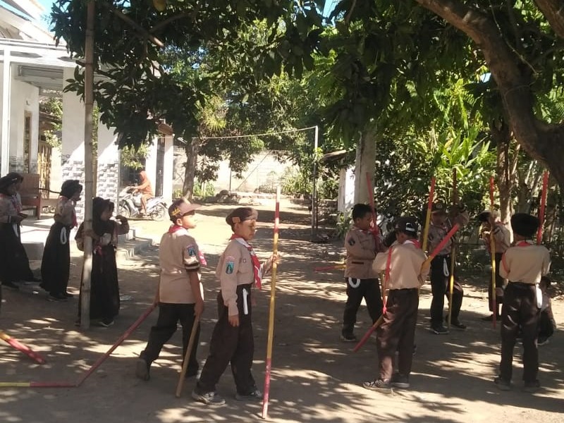 Mengenal Lingkungan Sekitar sekolah dengan kegiatan ke pramukaan